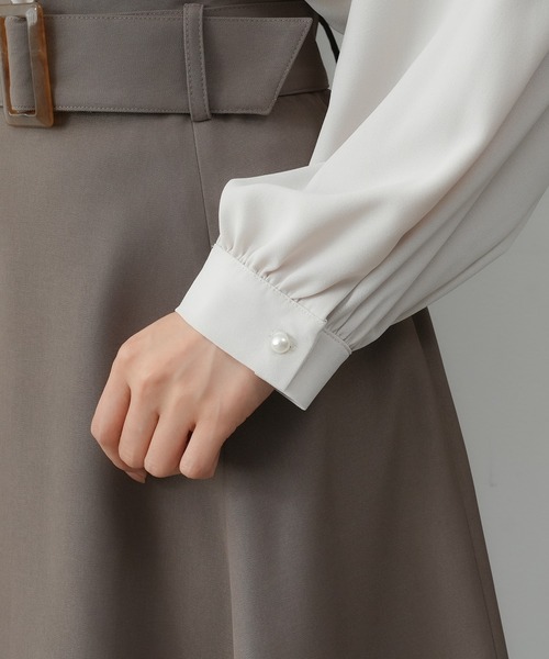 TRUDEA（トルディア）の「アシメラッフルブラウス（シャツ/ブラウス・レディース・グレイッシュベージュ/ブラウン/ホワイト/ダークブルー・MEDIUM/LARGE）」の7枚目の写真