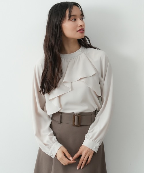 TRUDEA（トルディア）の「アシメラッフルブラウス（シャツ/ブラウス・レディース・グレイッシュベージュ/ブラウン/ホワイト/ダークブルー・MEDIUM/LARGE）」の12枚目の写真