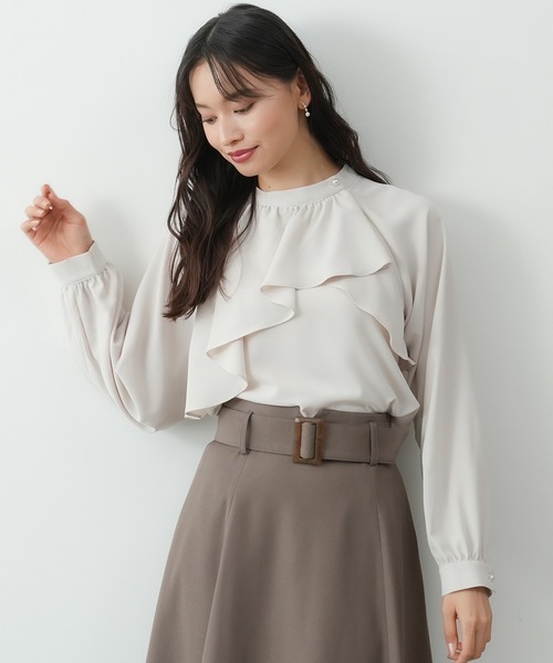 TRUDEA（トルディア）の「アシメラッフルブラウス（シャツ/ブラウス・レディース・グレイッシュベージュ/ブラウン/ホワイト/ダークブルー・MEDIUM/LARGE）」の13枚目の写真