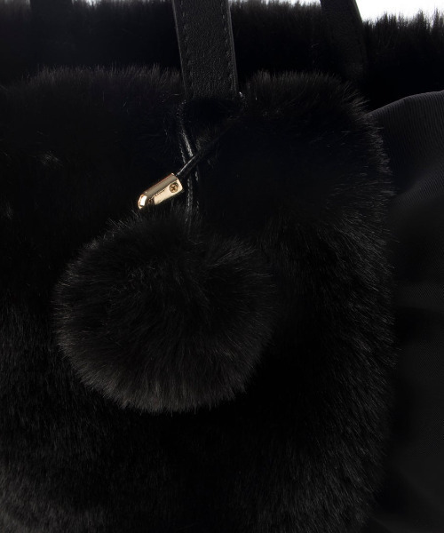 cache cache(カシュ カシュ)の「カシュカシュ cachecache / ポンポン付きエコファーラウンド型トートバッグ(トートバッグ・レディース・グレー/ベージュ系その他/ブラック/ライトグレー・FREE)」の10枚目の写真