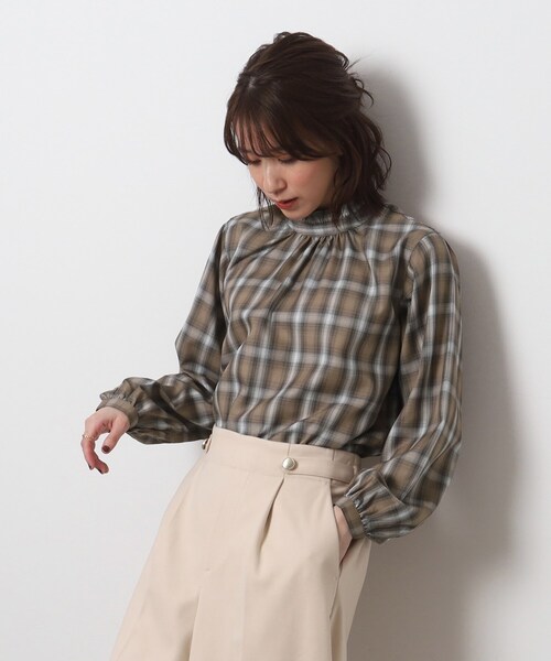 SHOO・LA・RUE（シューラルー）の「◆華奢見え フリルハイネック チェックブラウス（シャツ/ブラウス・レディース・ブラウン系2/ブルー系6・04/03/02）」の2枚目の写真