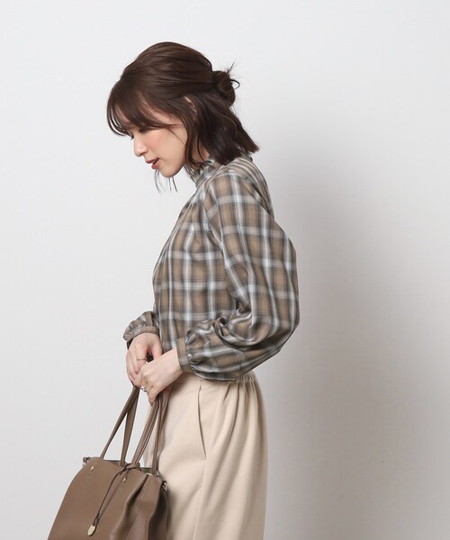 SHOO・LA・RUE（シューラルー）の「◆華奢見え フリルハイネック チェックブラウス（シャツ/ブラウス・レディース・ブラウン系2/ブルー系6・04/03/02）」の5枚目の写真
