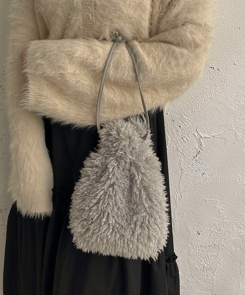 apres jour clair(アプレジュールクレア)の「【apres jour clair×ARIAZ】2wayフェイクファーバッグ(ショルダーバッグ・レディース・ライトグレー/アイボリー/チャコールグレー・FREE)」の7枚目の写真