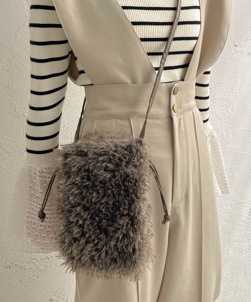 apres jour clair(アプレジュールクレア)の「【apres jour clair×ARIAZ】2wayフェイクファーバッグ(ショルダーバッグ・レディース・ライトグレー/アイボリー/チャコールグレー・FREE)」の6枚目の写真