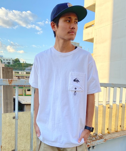 Quiksilver(クイックシルバー)の「QUIKSILVER/クイックシルバー ポケットTシャツ 半袖 ポケT バックプリント クルーネック レギュラーフィット ピグメント加工 QST242006(Tシャツ/カットソー・メンズ・ブルー/チャコール/ホワイト・M/L)」の4枚目の写真