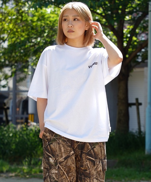 1111clothing(ワンフォークロージング)の「【unisex】イラスト 総刺繍 Tシャツ / 綿100% ルーズシルエット 半袖Tシャツ メンズ レディース(Tシャツ/カットソー・メンズ・マスタード/チャコール/ホワイト・M/L)」の4枚目の写真