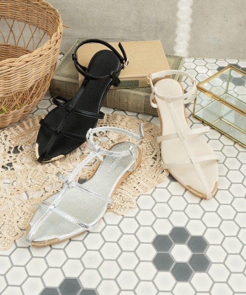 Fabby fabby（ファビィーファビィー）の「ネックベルトストラップフラットサンダル（サンダル・レディース・オフホワイト/ブラック/シルバー・LARGE/SMALL/MEDIUM）」の4枚目の写真