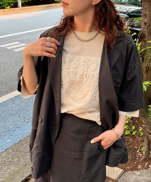 DOUBLE NAME（ダブルネーム）の「ピグメント加工エンボスロゴTEE/ユニセックス（Tシャツ/カットソー・レディース・ベージュ/スミクロ/グリーン・FREE）」の3枚目の写真