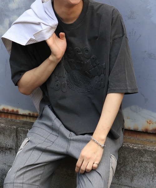 DOUBLE NAME（ダブルネーム）の「ピグメント加工エンボスロゴTEE/ユニセックス（Tシャツ/カットソー・レディース・ベージュ/スミクロ/グリーン・FREE）」の2枚目の写真