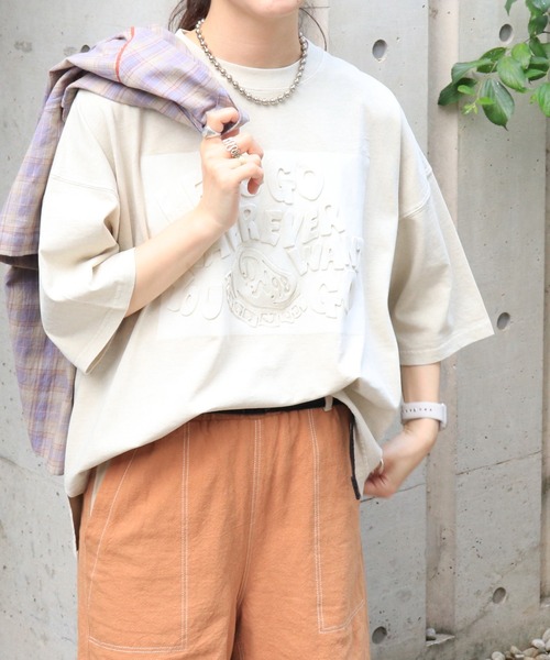 DOUBLE NAME（ダブルネーム）の「ピグメント加工エンボスロゴTEE/ユニセックス（Tシャツ/カットソー・レディース・ベージュ/スミクロ/グリーン・FREE）」の16枚目の写真