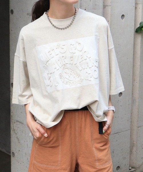 DOUBLE NAME（ダブルネーム）の「ピグメント加工エンボスロゴTEE/ユニセックス（Tシャツ/カットソー・レディース・ベージュ/スミクロ/グリーン・FREE）」の17枚目の写真