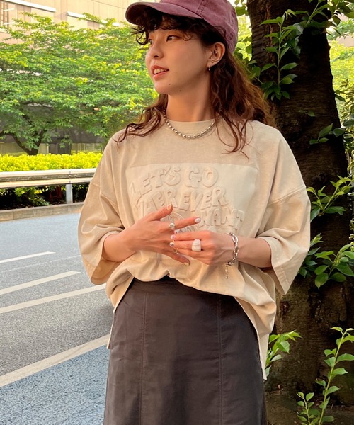 DOUBLE NAME（ダブルネーム）の「ピグメント加工エンボスロゴTEE/ユニセックス（Tシャツ/カットソー・レディース・ベージュ/スミクロ/グリーン・FREE）」の8枚目の写真