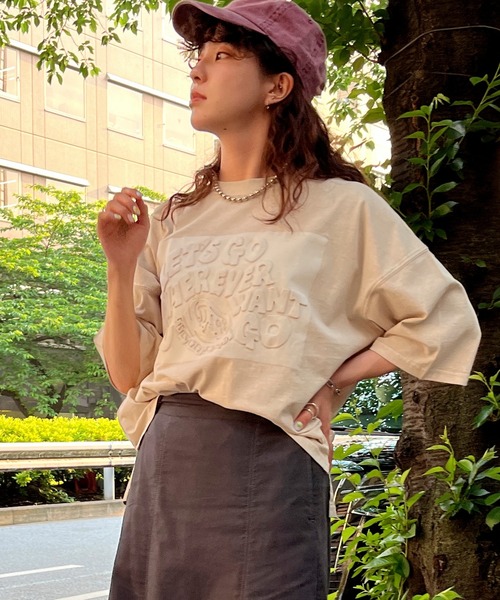 DOUBLE NAME（ダブルネーム）の「ピグメント加工エンボスロゴTEE/ユニセックス（Tシャツ/カットソー・レディース・ベージュ/スミクロ/グリーン・FREE）」の7枚目の写真