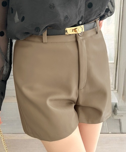 Julia Boutique(ジュリアブティック)の「ベルト付フェイクレザーハイウエストショートパンツ(その他パンツ・レディース・ブラック/ベージュ/アイボリー・ONE)」の3枚目の写真