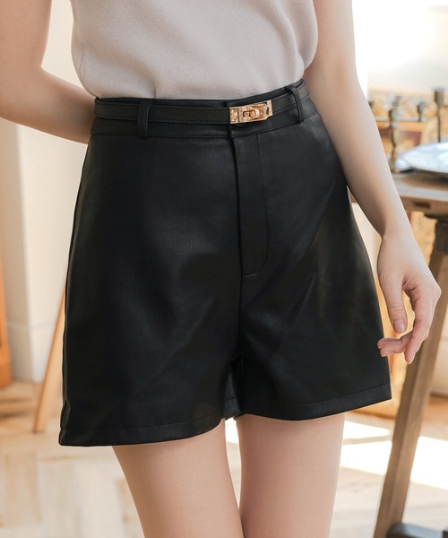 Julia Boutique(ジュリアブティック)の「ベルト付フェイクレザーハイウエストショートパンツ(その他パンツ・レディース・ブラック/ベージュ/アイボリー・ONE)」の1枚目の写真