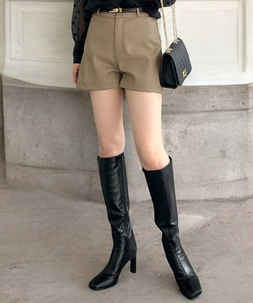 Julia Boutique(ジュリアブティック)の「ベルト付フェイクレザーハイウエストショートパンツ(その他パンツ・レディース・ブラック/ベージュ/アイボリー・ONE)」の9枚目の写真