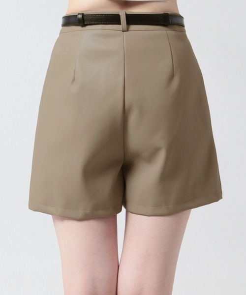 Julia Boutique(ジュリアブティック)の「ベルト付フェイクレザーハイウエストショートパンツ(その他パンツ・レディース・ブラック/ベージュ/アイボリー・ONE)」の18枚目の写真
