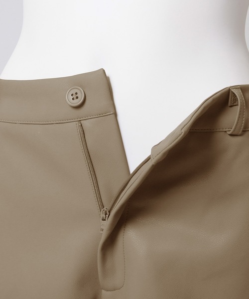 Julia Boutique(ジュリアブティック)の「ベルト付フェイクレザーハイウエストショートパンツ(その他パンツ・レディース・ブラック/ベージュ/アイボリー・ONE)」の22枚目の写真