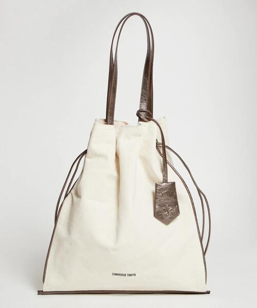 CONVERSE TOKYO（コンバーストウキョウ）の「CANVAS METALLIC GATHERED TOTE BAG（トートバッグ・レディース・ブロンズ/シルバー系その他/シルバー・FREE）」の3枚目の写真