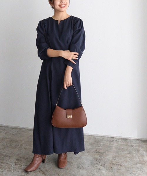 Pierrot(ピエロ)の「ウエストタックキーネックワンピース(ワンピース・レディース・グレイッシュベージュ/ネイビー・PM)」の11枚目の写真