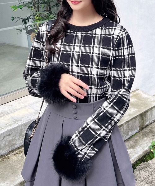 INGNI(イング)の「チェック柄ジャガード袖口ファーニット(ニット/セーター・レディース・オフホワイト/ブラック・M)」の1枚目の写真