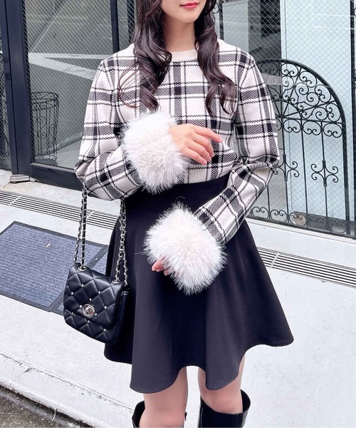 INGNI(イング)の「チェック柄ジャガード袖口ファーニット(ニット/セーター・レディース・オフホワイト/ブラック・M)」の4枚目の写真