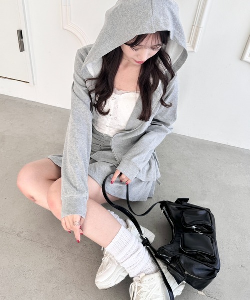 Loueme（ルエム）の「【セットアップ】サイドリボンパーカー＆ギャザーフリルミニスカート（セットアップ・レディース・アイボリー/ブラック/グレー・FREE）」の5枚目の写真