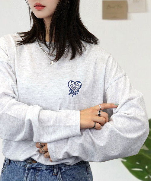 Candlestick(キャンドルスティック)の「ワンポイント刺繍が大人可愛いゆったりロングスリーブT(Tシャツ/カットソー・レディース・ブラック/アイボリー/ブラック系/ホワイト/オレンジ/ネイビー/ミント/ブラック系2/ネイビー系/サックスブルー/エメラルド/グレイッシュベージュ/ホワイト系/ブラック系1/ホワイト系2/ブラック系9/ブラック系8/ブラック系7/ブラック系6/ブラック系5/ブラック系4/ブラック系3・M/LL/L)」の3枚目の写真