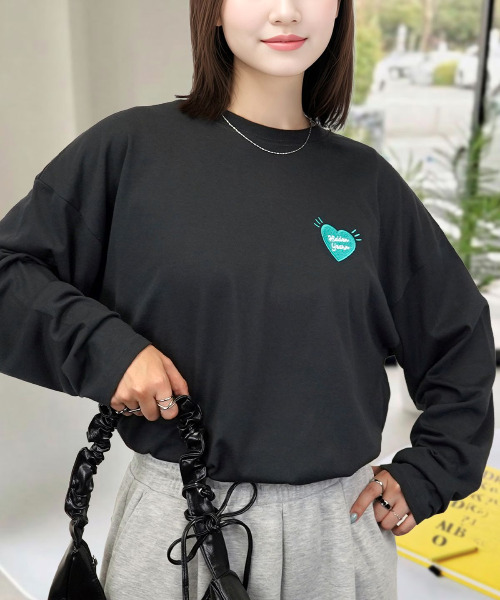 Candlestick(キャンドルスティック)の「ワンポイント刺繍が大人可愛いゆったりロングスリーブT(Tシャツ/カットソー・レディース・ブラック/アイボリー/ブラック系/ホワイト/オレンジ/ネイビー/ミント/ブラック系2/ネイビー系/サックスブルー/エメラルド/グレイッシュベージュ/ホワイト系/ブラック系1/ホワイト系2/ブラック系9/ブラック系8/ブラック系7/ブラック系6/ブラック系5/ブラック系4/ブラック系3・M/LL/L)」の11枚目の写真