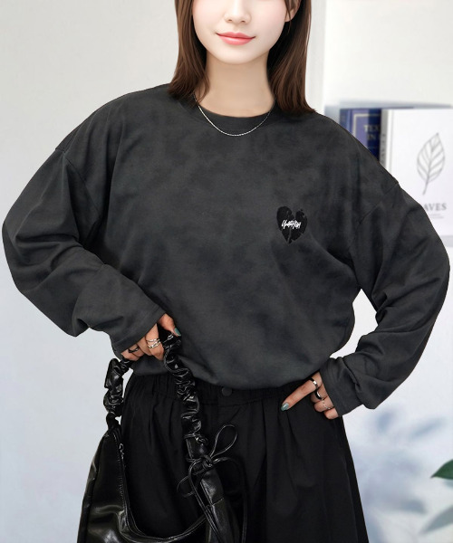 Candlestick(キャンドルスティック)の「ワンポイント刺繍が大人可愛いゆったりロングスリーブT(Tシャツ/カットソー・レディース・ブラック/アイボリー/ブラック系/ホワイト/オレンジ/ネイビー/ミント/ブラック系2/ネイビー系/サックスブルー/エメラルド/グレイッシュベージュ/ホワイト系/ブラック系1/ホワイト系2/ブラック系9/ブラック系8/ブラック系7/ブラック系6/ブラック系5/ブラック系4/ブラック系3・M/LL/L)」の13枚目の写真