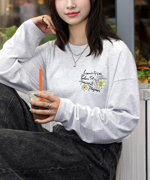 Candlestick(キャンドルスティック)の「ワンポイント刺繍が大人可愛いゆったりロングスリーブT(Tシャツ/カットソー・レディース・ブラック/アイボリー/ブラック系/ホワイト/オレンジ/ネイビー/ミント/ブラック系2/ネイビー系/サックスブルー/エメラルド/グレイッシュベージュ/ホワイト系/ブラック系1/ホワイト系2/ブラック系9/ブラック系8/ブラック系7/ブラック系6/ブラック系5/ブラック系4/ブラック系3・M/LL/L)」の1枚目の写真
