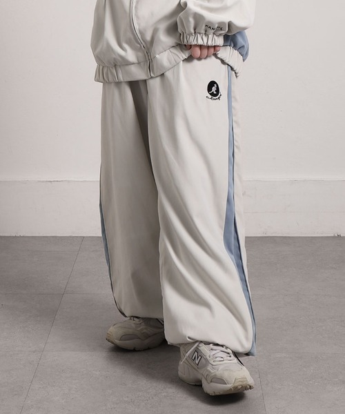 KANGOL（カンゴール）の「【KANGOL】 ピーチ スエード ワンポイント ロゴ刺繍 トラックパンツ / サイドライン / ピーチ素材 【セットアップ可能】（その他パンツ・メンズ・チャコール/カーキ/アイボリー/ブルー・LARGE/MEDIUM）」の2枚目の写真