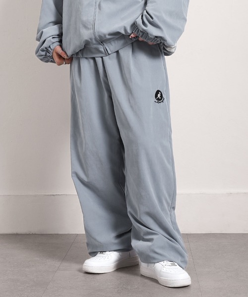 KANGOL（カンゴール）の「【KANGOL】 ピーチ スエード ワンポイント ロゴ刺繍 トラックパンツ / サイドライン / ピーチ素材 【セットアップ可能】（その他パンツ・メンズ・チャコール/カーキ/アイボリー/ブルー・LARGE/MEDIUM）」の5枚目の写真