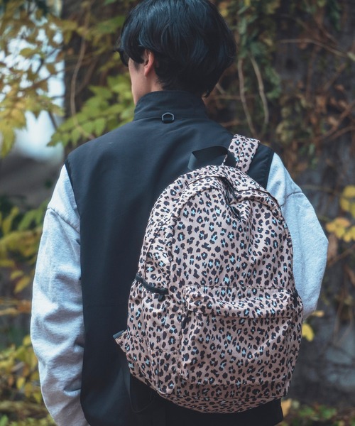 KiU(キウ)の「キウ 大容量ウォータープルーフ デイバックパック 2ND(25L)(バックパック/リュック・メンズ・アニマル/タイガーカモ/レオパード/ベージュ系その他/ブラック・FREE)」の4枚目の写真