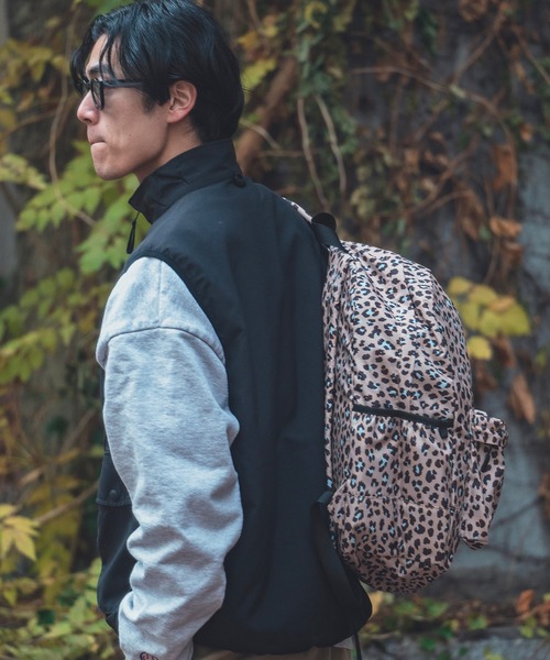 KiU(キウ)の「キウ 大容量ウォータープルーフ デイバックパック 2ND(25L)(バックパック/リュック・メンズ・アニマル/タイガーカモ/レオパード/ベージュ系その他/ブラック・FREE)」の13枚目の写真