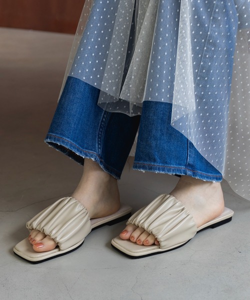 MAISON BREEZE reveur(メゾンブリーズレヴール)の「【MAISON BREEZE reveur】square toe gather sandals ギャザースクエアサンダル(サンダル・レディース・アイボリー/ブラック・L/M/S)」の2枚目の写真