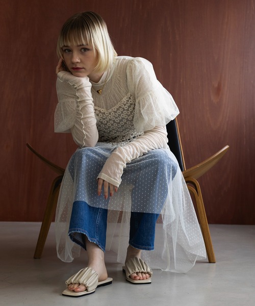 MAISON BREEZE reveur(メゾンブリーズレヴール)の「【MAISON BREEZE reveur】square toe gather sandals ギャザースクエアサンダル(サンダル・レディース・アイボリー/ブラック・L/M/S)」の3枚目の写真