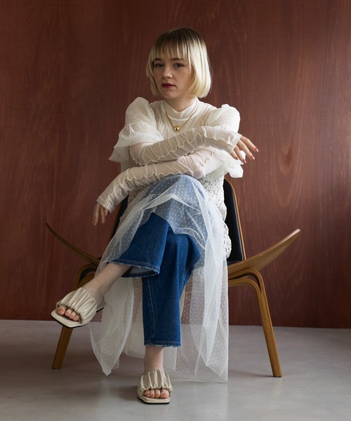 MAISON BREEZE reveur(メゾンブリーズレヴール)の「【MAISON BREEZE reveur】square toe gather sandals ギャザースクエアサンダル(サンダル・レディース・アイボリー/ブラック・L/M/S)」の4枚目の写真