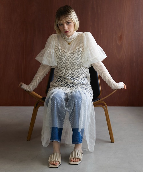 MAISON BREEZE reveur(メゾンブリーズレヴール)の「【MAISON BREEZE reveur】square toe gather sandals ギャザースクエアサンダル(サンダル・レディース・アイボリー/ブラック・L/M/S)」の6枚目の写真