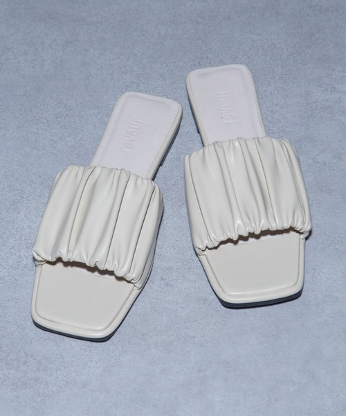 MAISON BREEZE reveur(メゾンブリーズレヴール)の「【MAISON BREEZE reveur】square toe gather sandals ギャザースクエアサンダル(サンダル・レディース・アイボリー/ブラック・L/M/S)」の7枚目の写真