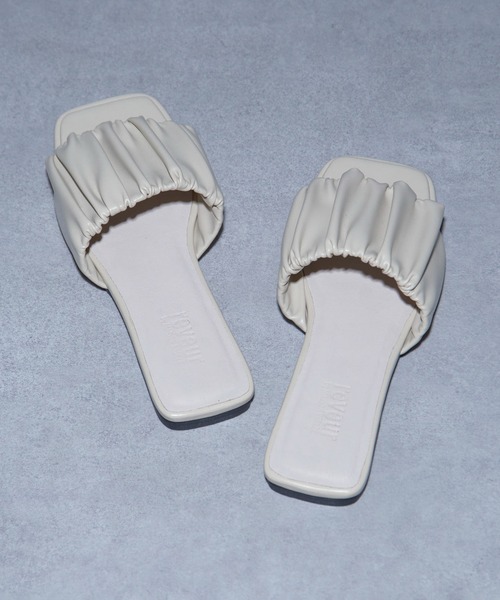MAISON BREEZE reveur(メゾンブリーズレヴール)の「【MAISON BREEZE reveur】square toe gather sandals ギャザースクエアサンダル(サンダル・レディース・アイボリー/ブラック・L/M/S)」の8枚目の写真