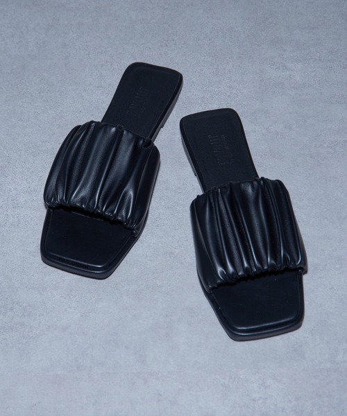 MAISON BREEZE reveur(メゾンブリーズレヴール)の「【MAISON BREEZE reveur】square toe gather sandals ギャザースクエアサンダル(サンダル・レディース・アイボリー/ブラック・L/M/S)」の16枚目の写真
