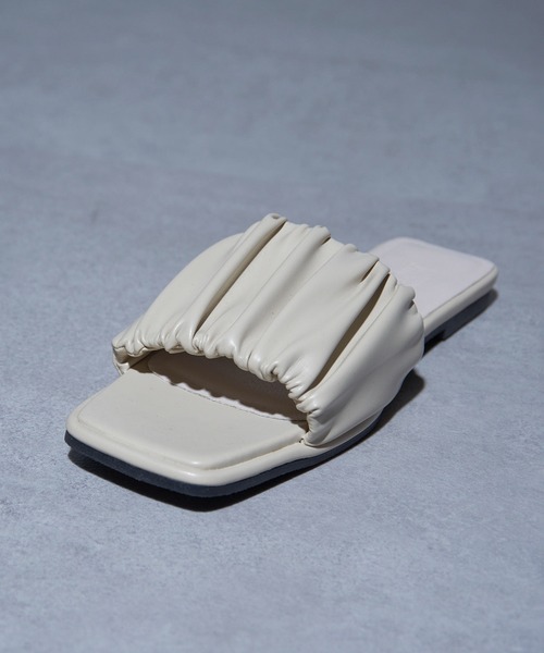 MAISON BREEZE reveur(メゾンブリーズレヴール)の「【MAISON BREEZE reveur】square toe gather sandals ギャザースクエアサンダル(サンダル・レディース・アイボリー/ブラック・L/M/S)」の9枚目の写真