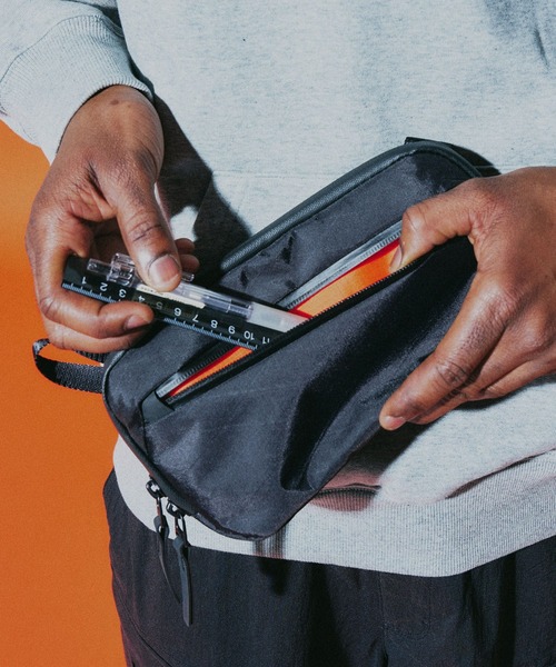 Aer（エアー）の「Aer Slim Pouch 2 X-PAC エアー スリム ポーチ エックスパック ガジェットケース（ポーチ・メンズ・ブラック・FREE）」の13枚目の写真