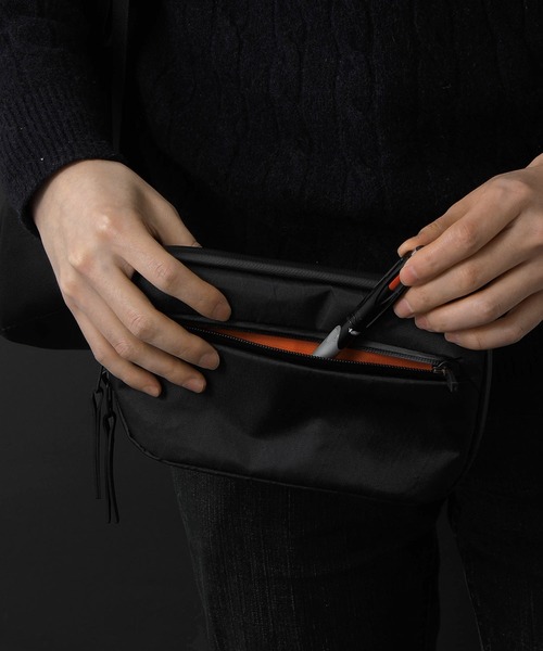 Aer（エアー）の「Aer Slim Pouch 2 X-PAC エアー スリム ポーチ エックスパック ガジェットケース（ポーチ・メンズ・ブラック・FREE）」の15枚目の写真