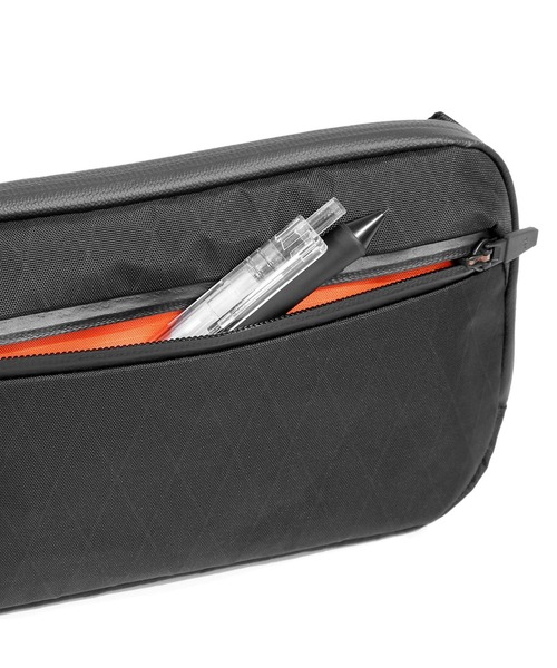 Aer（エアー）の「Aer Slim Pouch 2 X-PAC エアー スリム ポーチ エックスパック ガジェットケース（ポーチ・メンズ・ブラック・FREE）」の10枚目の写真