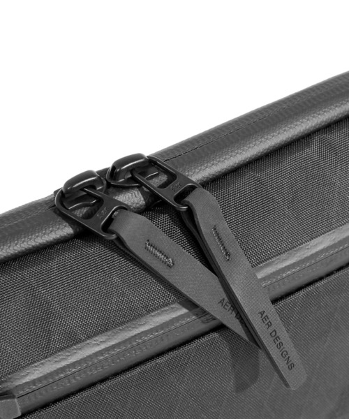 Aer（エアー）の「Aer Slim Pouch 2 X-PAC エアー スリム ポーチ エックスパック ガジェットケース（ポーチ・メンズ・ブラック・FREE）」の12枚目の写真