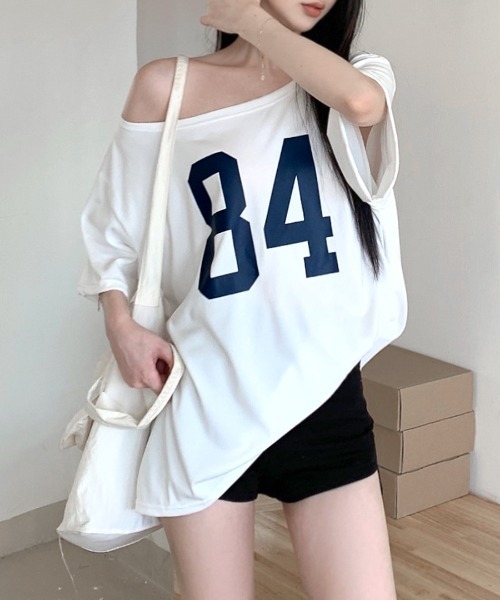 REMUR(レミュール)の「ワンショルダーナンバリングトップス(Tシャツ/カットソー・レディース・ホワイト/ネイビー・FREE)」の1枚目の写真
