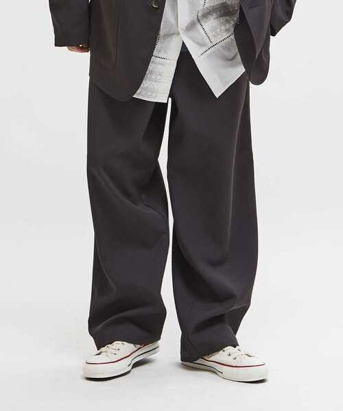 CONVERSE TOKYO(コンバーストウキョウ)の「MACARON CALZE RELAXED FIT SLACKS(スラックス・レディース・ネイビー/チャコールグレー/ベージュ・SMALL/MEDIUM)」の17枚目の写真