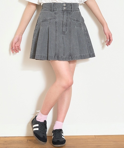 LOVETOXIC（ラブトキシック）の「美脚見えデニムプリーツスカート（スカート・キッズ・ブラック/ライトブルー/グレー/ブルー・M:150cm/S:140cm/L:160cm）」の3枚目の写真